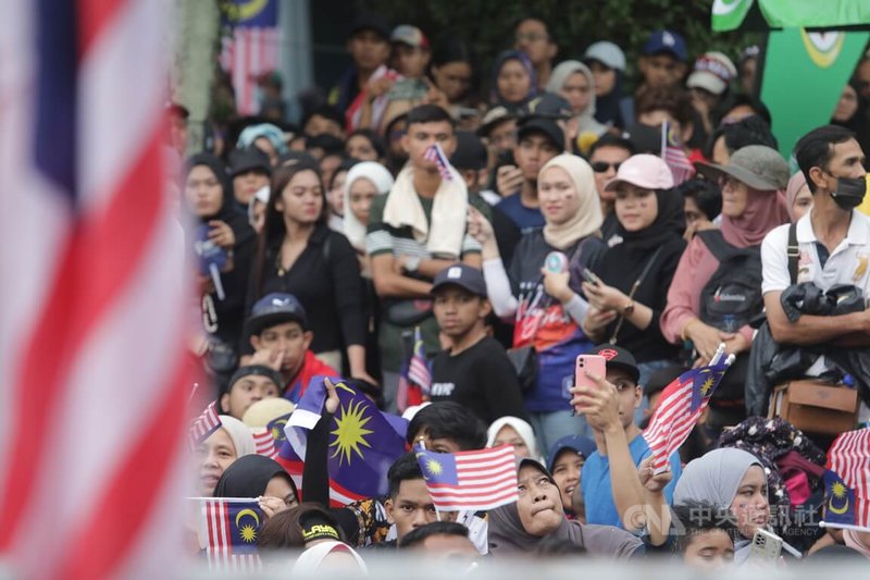 馬來西亞政府31日在行政中樞布特拉加亞（PutraJaya）布城廣場舉行國慶慶典活動，不少民眾全家共同參與慶祝，旗海飄揚。中央社記者黃自強吉隆坡攝  112年8月31日