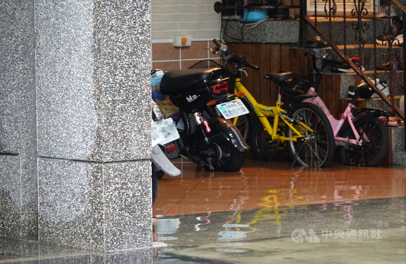 受年度大潮影響,31日屏東東港鎮低窪地區多條馬路積水,直到上午近8時才慢慢消退。中央社記者李卉婷攝 112年8月31日