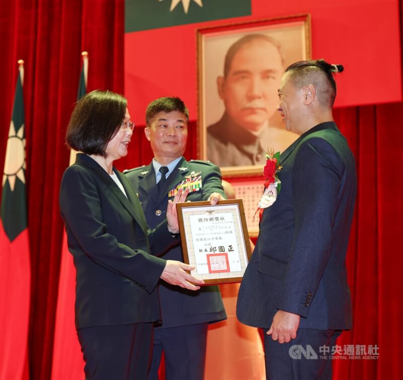 112年軍人節暨全民國防教育日表揚大會31日上午在國防部舉行，節目「木曜4超玩」主持人邰智源（右）獲選敬軍模範人員，接受總統蔡英文（左）頒獎表揚。中央社記者王飛華攝 112年8月31日