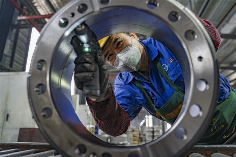 圖為江西新余一家汽車配件廠的工人。（中新社）