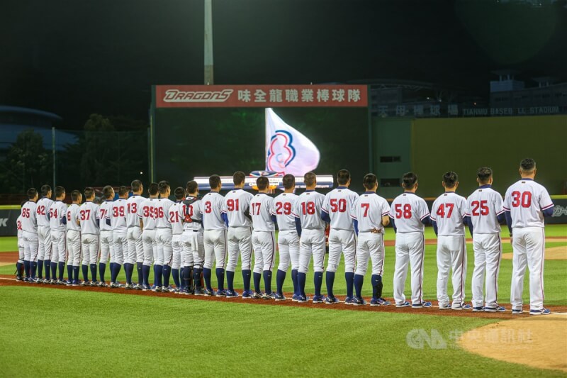 2023年第31屆U18世界盃棒球賽31日揭開序幕,首戰台灣隊在天母棒球場迎戰澳洲隊,賽前台灣選手列隊唱國旗歌。中央社記者鄭清元攝 112年8月31日