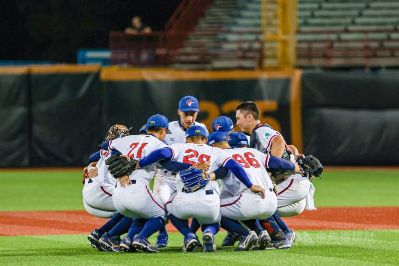 台灣以3比0搶下U18首勝,賽後選手們在場中慶祝勝利。中央社記者鄭清元攝 112年8月31日