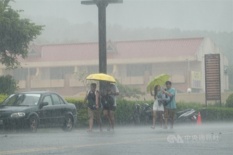 颱風蘇拉暴風圈影響屏東，墾丁陣陣大雨讓民眾措手不及。中央社記者李卉婷攝 112年8月30日