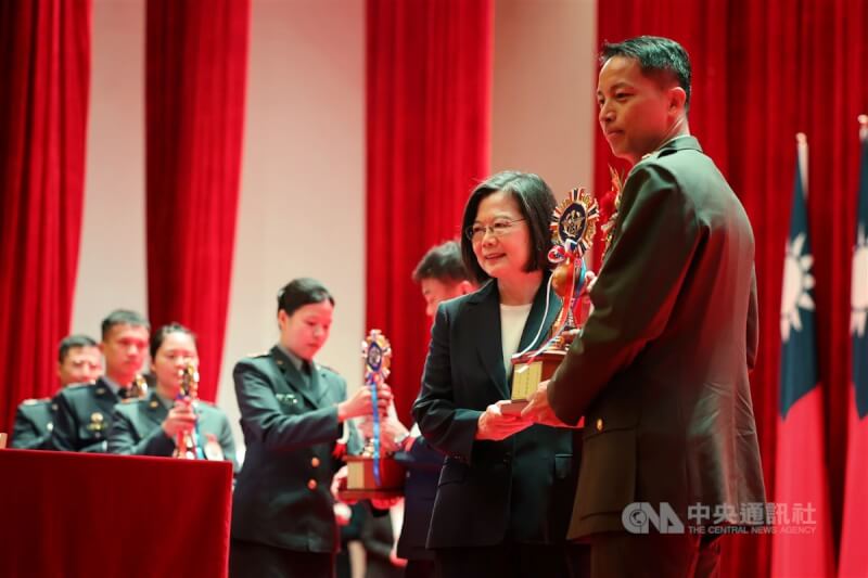 112年軍人節暨全民國防教育日表揚大會31日上午在國防部舉行，總統蔡英文（右2）出席表揚國軍模範團體，親自頒發獎座並合影留念。中央社記者王飛華攝 112年8月31日