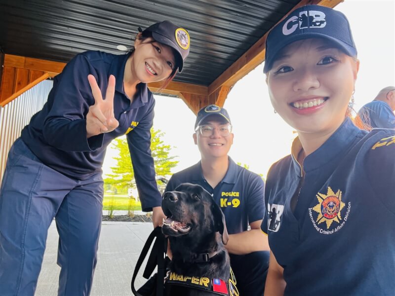 美國非營利組織O.U.R.捐贈台灣第一隻電子產品偵測犬,警政署駐美西聯絡官、駐洛杉磯辦事處警政秘書楊力靜(右)與警政署保安警察第三總隊警犬隊2名領犬員參與訓練。(駐洛杉磯辦事處/警政署提供)中央社記者林宏翰傳真 112年8月31日