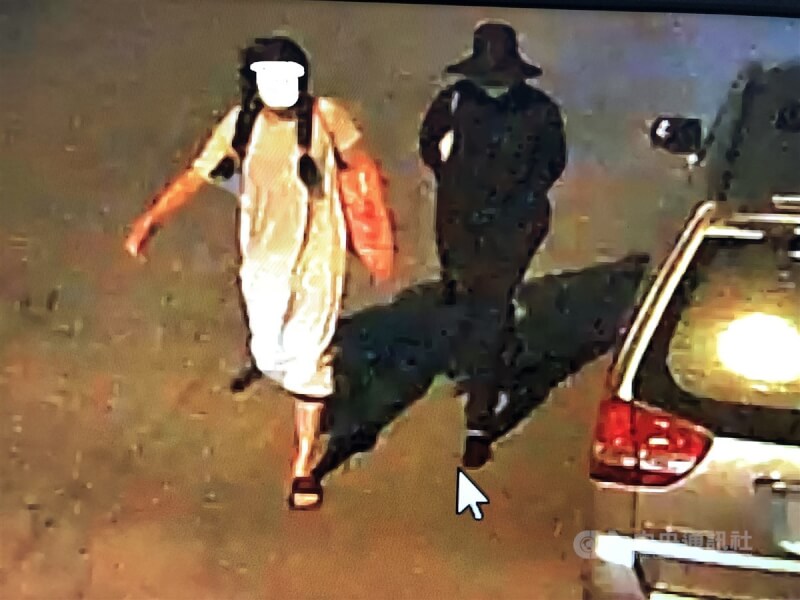 德國及捷克籍2名男子涉嫌於台中捷運高鐵台中站尾軌處,對捷運列車塗鴉後逃逸,警方調閱監視器畫面,發現2人甚至還男扮女裝,當街換上女性衣物變裝。(翻攝照片)中央社記者蘇木春傳真 112年8月31日