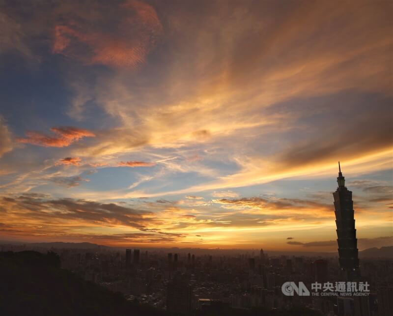 颱風蘇拉掃過南台灣，台北地區30日傍晚不見雨勢，日落時分的雲朵反映出橘紅色彩。中央社記者張新偉攝 112年8月30日