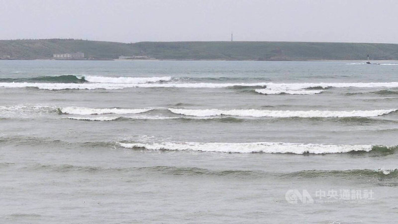 受到颱風蘇拉外圍環流與大潮影響，31日澎湖沿岸海域出現一波波的長浪。中央社  112年8月31日