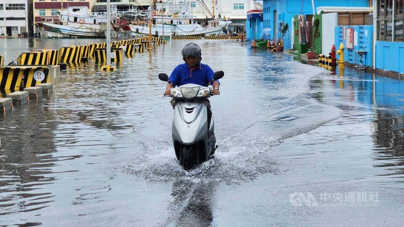 受到颱風蘇拉外圍環流影響，加上31日適逢大潮，馬公漁港與西嶼等地勢較低窪地區都出現海水滿溢情形。中央社  112年8月31日