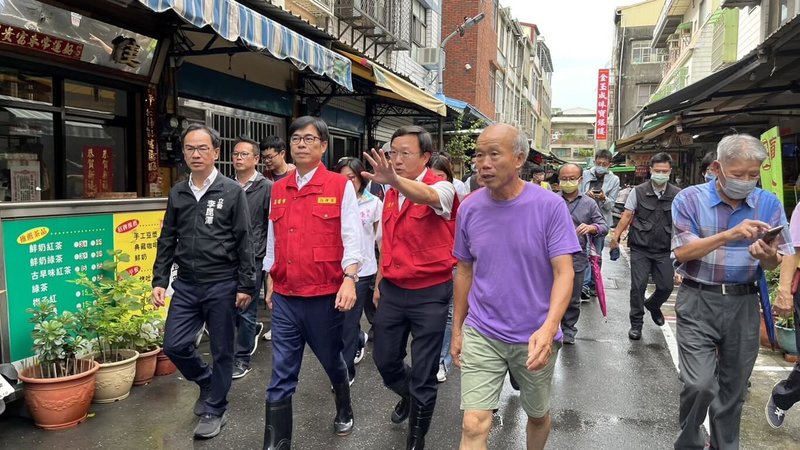 受颱風及天文大潮影響，高雄市三民區、旗津區等多處31日出現積淹水災情，市長陳其邁（前左2）下午前往三民區視察，了解相關狀況。（高雄市水利局提供）中央社記者蔡孟妤傳真 112年8月31日