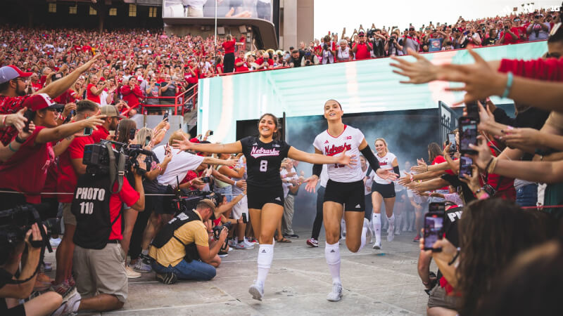 觀眾興奮迎接女排隊員進場。(圖取自twitter.com/HuskerVB)