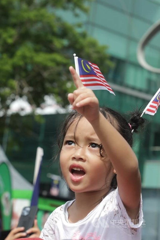 馬來西亞政府31日在行政中樞布特拉加亞（PutraJaya）布城廣場舉行國慶慶典活動，不少民眾全家共同參與慶祝，圖為參與國慶活動的小女孩。中央社記者黃自強吉隆坡攝  112年8月31日