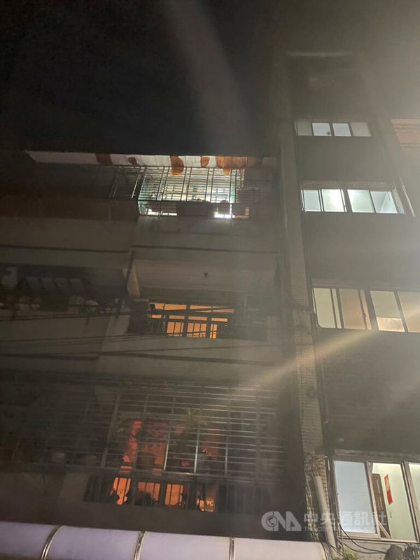 台北市警消31日凌晨3時初獲報,士林區通河東街1段附近巷弄發生火警,人員趕赴現場發現為1棟公寓5樓起火,撲滅火勢後在屋內救出1名約25歲男子。(翻攝照片)中央社記者劉建邦傳真 112年8月31日