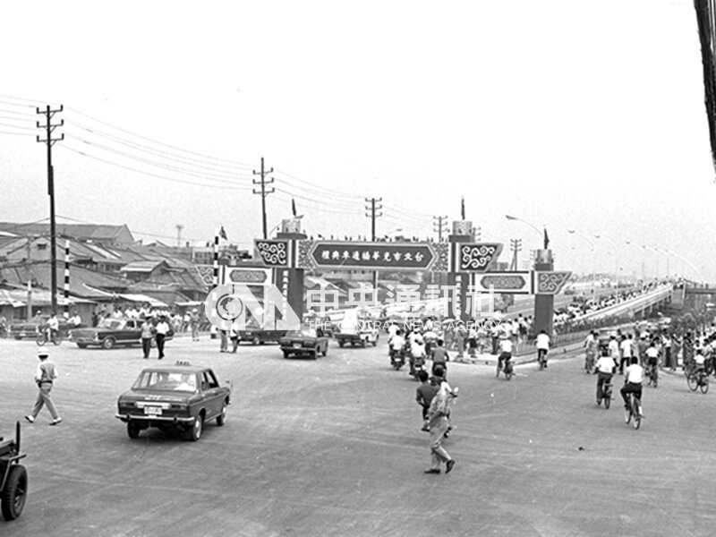 光華橋為時任副總統嚴家淦命名，因有六線車道，大大紓緩因鐵路影響的松江路與新生南路、八德路交通負荷。（中央社檔案照片）