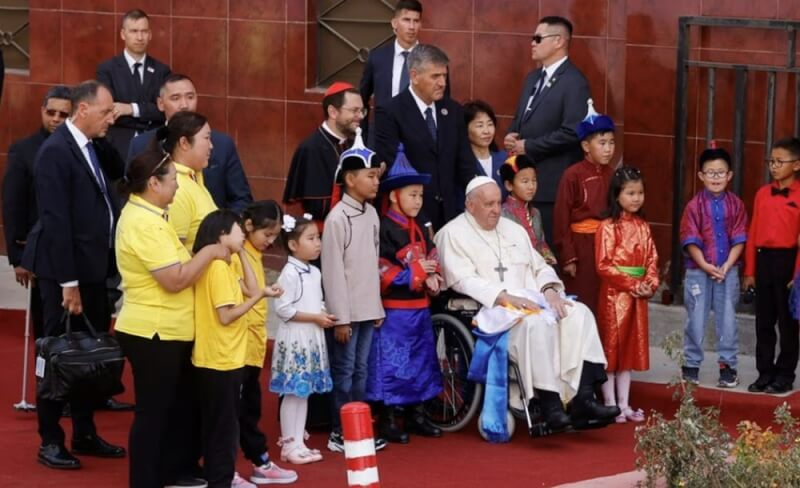 教宗方濟各1日首度抵達蒙古國訪問。（路透社）