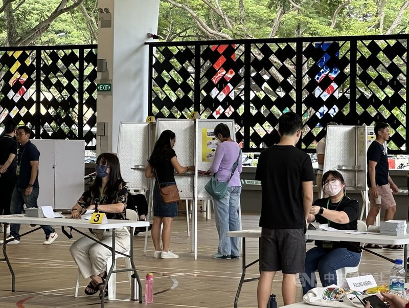新加坡總統選舉投票日1日登場，選舉局預計在晚間10時左右公布抽樣計票結果，預計屆時就能知道誰將成為星國下任總統。圖為一處投票所投票情形。中央社記者侯姿瑩新加坡攝 112年9月1日