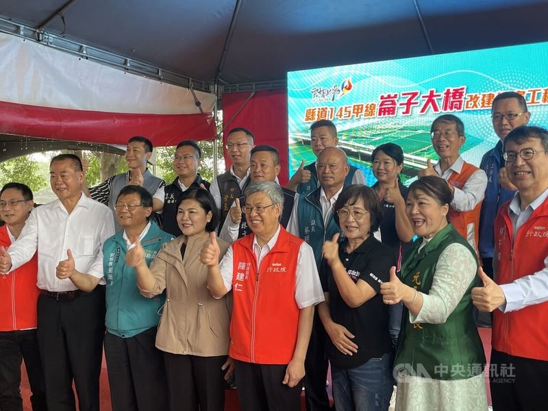 台中大甲鎮瀾宮媽祖每年遶境必經雲林縣崙子橋，但橋梁老舊、寬度不足待改善，經中央、地方合力促成改建計畫，行政院長陳建仁（前右4）1日前往視察，期許工程如期如質完工。前左4為雲林縣長張麗善。中央社記者姜宜菁攝  112年9月1日