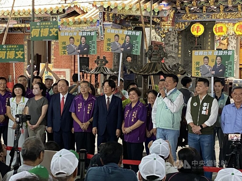 民進黨總統參選人賴清德（前右5）1日赴泰山頂泰山巖參香，台灣民眾黨立委邱臣遠母親、頂泰山巖副董事長王祈函（前右4）也出席。賴清德致詞時強調，會積極打擊黑金槍毒與詐騙，也會守護台灣主權。中央社記者王揚宇攝  112年9月1日