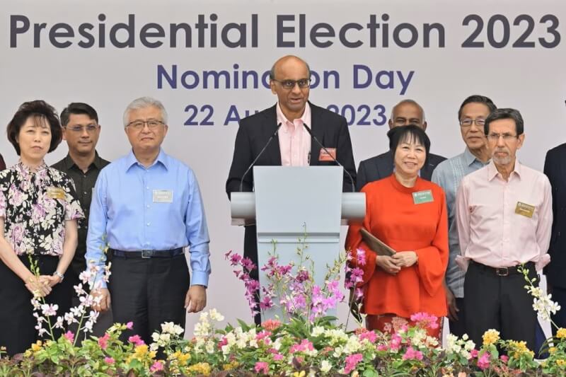 新加坡總統選舉9月1日登場，正式計票結果預計午夜出爐。圖為候選人尚達曼（中）8月22日提交提名文件後發表演說。（路透社）