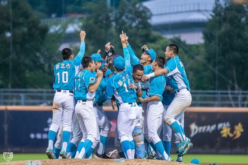 以「台灣甲子園」之稱的黑豹旗青棒賽1日起開始報名，這項比賽也將列入U18青棒國手資格遴選賽事之一。圖為2022年黑豹旗青棒賽冠軍隊伍穀保家商。（中國信託公共關係部提供）中央社  112年9月1日