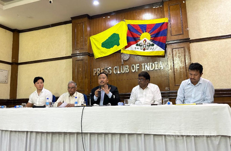 20國集團（G20）峰會即將在新德里召開，「西藏青年大會」（TYC）1日召開記者會，會長貢布頓珠（中）呼籲與會領袖把西藏議題納入討論。中央社記者林行健新德里攝  112年9月1日