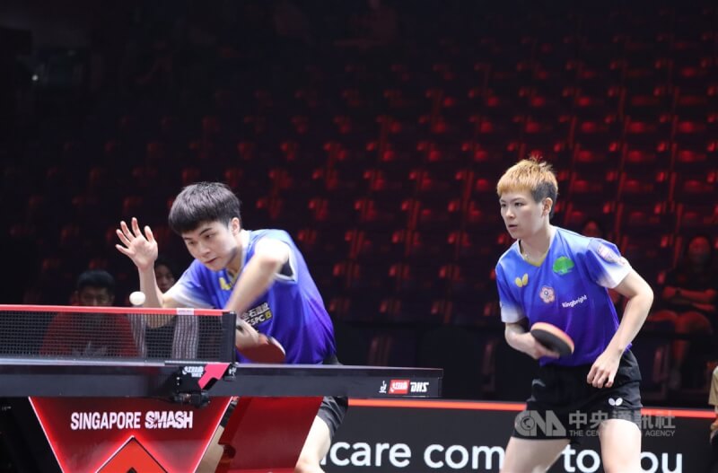 林昀儒（左）與陳思羽（右）1日在WTT阿拉木圖挑戰賽混雙4強賽上陣，以3比1逆轉擊退中國組合，闖進決賽。（中央社檔案照片）