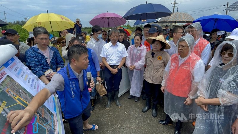 雲林縣口湖鄉箔子寮漁港一帶連續2天發生海水倒灌情形，行政院長陳建仁（前右2）、雲林縣長張麗善（前右3）、民進黨立委蘇治芬（前右）等人1日前往視察，聽取相關簡報。中央社記者姜宜菁攝  112年9月1日