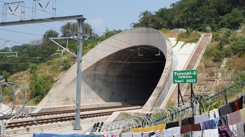 印尼環境討論會（WALHI）向中央社表示，「印尼中國高鐵公司」2019年開始在建造隧道過程中用爆破方式施工，陸續造成共113間民宅損毀。中央社記者李宗憲西爪哇攝 112年9月1日