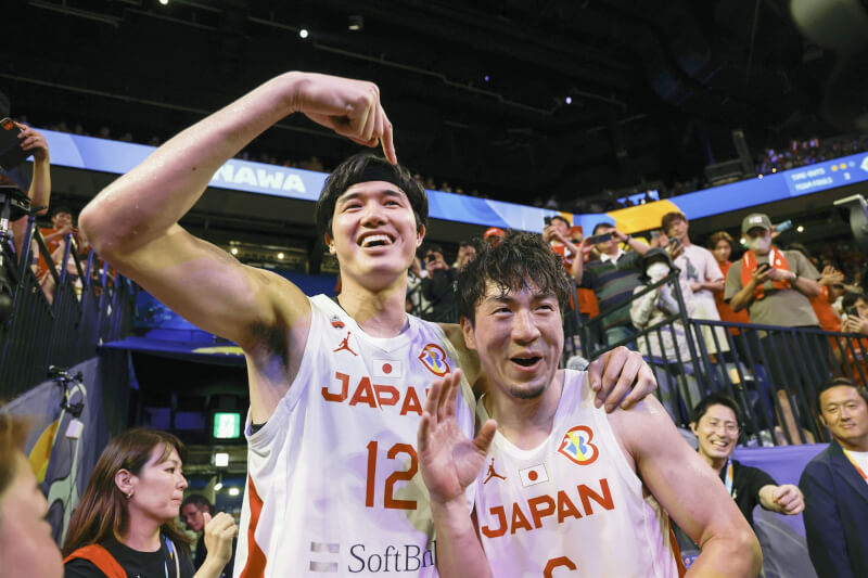 日本隊31日在世界盃男籃賽第17至32名排名賽，在比江島慎（前右）單節17分的帶領下，率隊以86比77逆轉擊敗委內瑞拉，拿下本屆賽會第2勝。（共同社）
