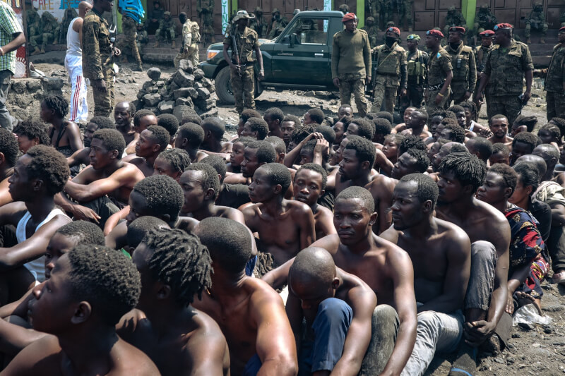 剛果民主共和國31日鎮壓東部反聯合國抗議活動造成至少48人喪命、另有75人受傷，其餘參與活動的民眾被捕後坐在地上被軍隊看守著。（法新社）