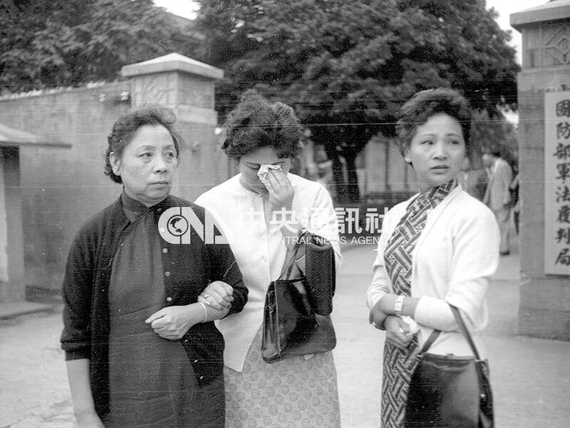 1960年10月8日，雷震被處10年刑期，雷震太太宋英（左）和女兒垂淚法庭門前。（中央社檔案照片）