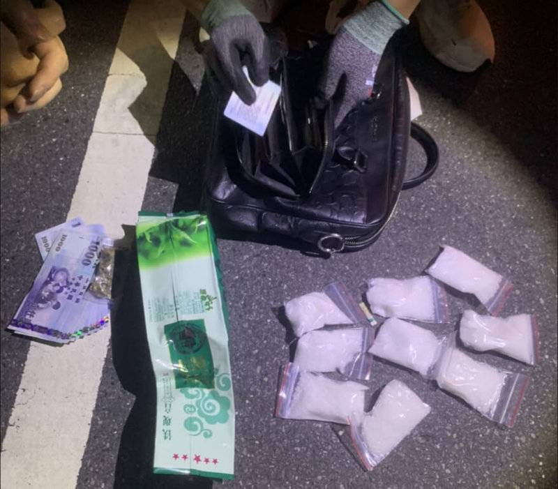 25歲袁姓男子透過交友軟體販毒，還提供試用毒品，警方日前佯裝買家約出交易，在袁男攜帶的鐵觀音茶包裝內起獲K他命約1000公克及大麻。（民眾提供）中央社記者趙麗妍傳真  112年9月1日