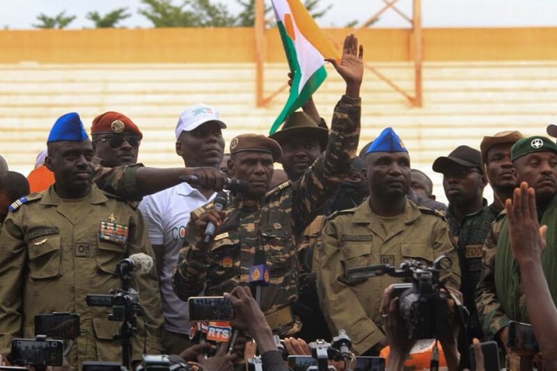 圖為尼日民眾8月26日聚集支持政變士兵，並要求法國大使離開，軍政府領導人發表談話。（路透社）