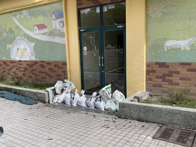 颱風海葵來勢洶洶，日前才遭雨災重創的南投縣仁愛鄉如臨大敵，許多家戶堆起「沙包牆」，清境農場員工2日也將自製沙包放在側門低窪處，防止灌水。（清境農場提供）中央社記者蕭博陽南投縣傳真  112年9月2日