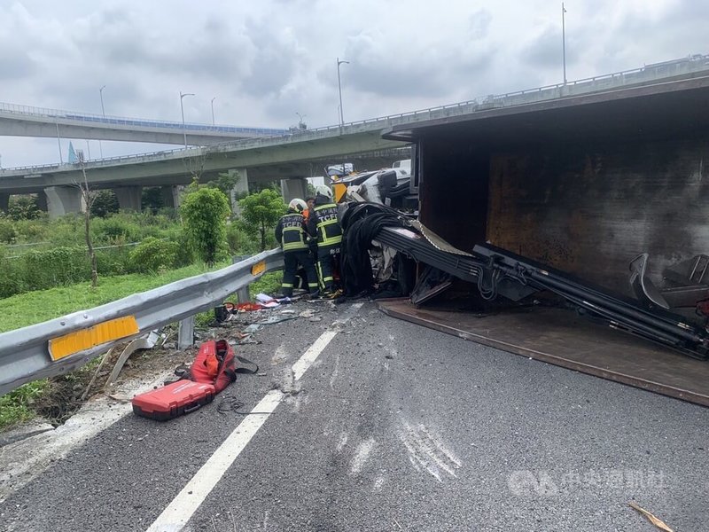 台中市潭子區國道4號南下接台74線快速道路匝道2日下午有1輛大貨車翻覆，消防局獲報立即派遣人車到場救援。（翻攝照片）中央社記者蘇木春傳真  112年9月2日