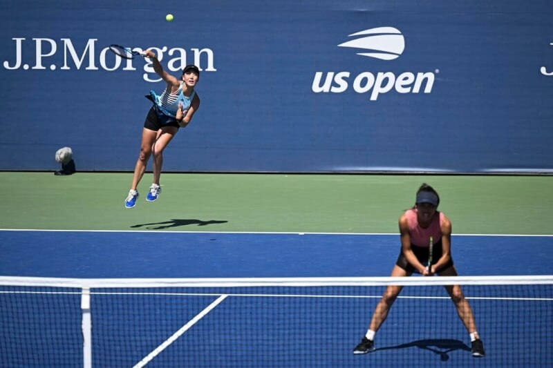 台灣女子網球雙打好手謝淑薇（右）2日和中國搭檔王欣瑜（左），在美國網球公開賽順利挺進16強。（圖取自facebook.com/Dreamwalker.SwHsieh）