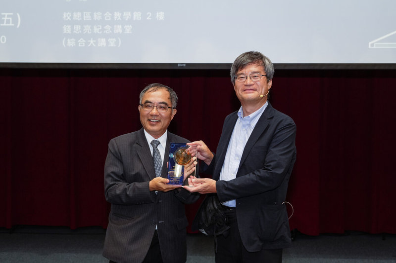 台灣大學1日舉辦椰林講座，邀請2014年諾貝爾物理學獎得主天野浩（Hiroshi Amano）（右）演講。左為台大校長陳文章。（台大提供）中央社記者陳至中台北傳真  112年9月2日
