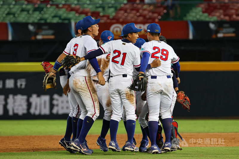 U18世界盃棒球賽A組預賽2日晚間在台中洲際球場上演台韓大戰，台灣隊終場以6比1拿下預賽2連勝，賽後台灣選手在場中慶祝勝利。中央社記者鄭清元攝 112年9月2日