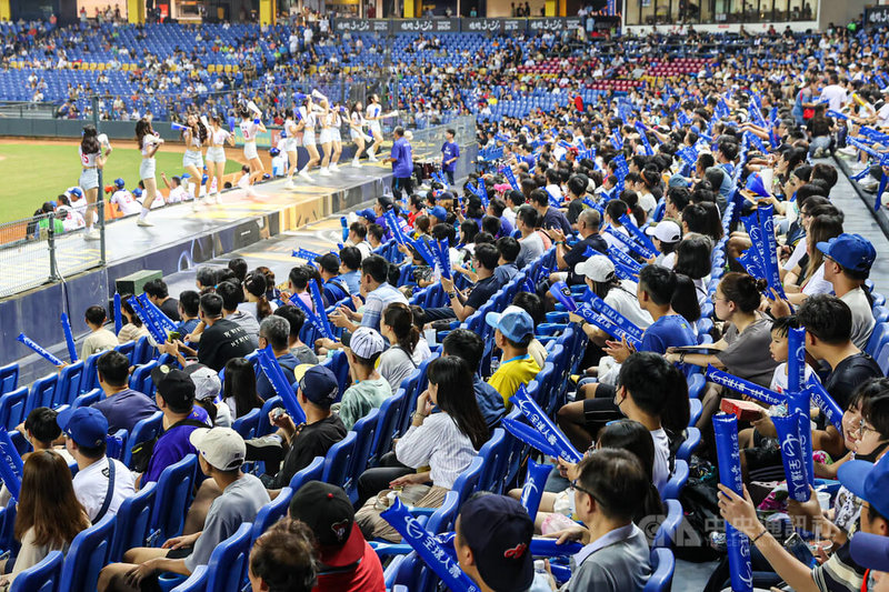 2023第31屆U18世界盃棒球賽在台灣登場,A組預賽在台中洲際棒球場舉行,地主台灣隊2日與晚間交手韓國隊,吸引許多球迷進場為選手加油打氣。中央社記者鄭清元攝 112年9月2日
