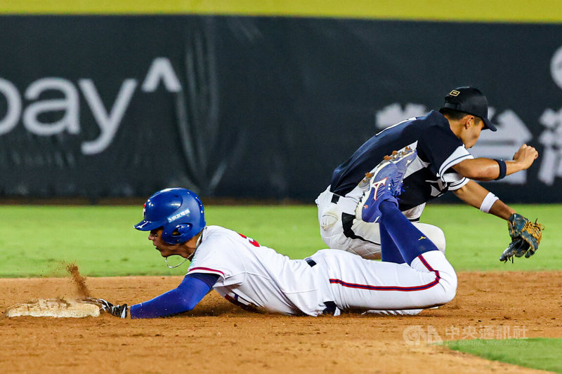 U18世界盃棒球賽A組預賽2日晚間在台中洲際棒球場上演台韓大戰,台灣球員柯敬賢(白衣者)6局下成功盜上2壘,隨後再為隊跑回1分。中央社記者鄭清元攝 112年9月2日