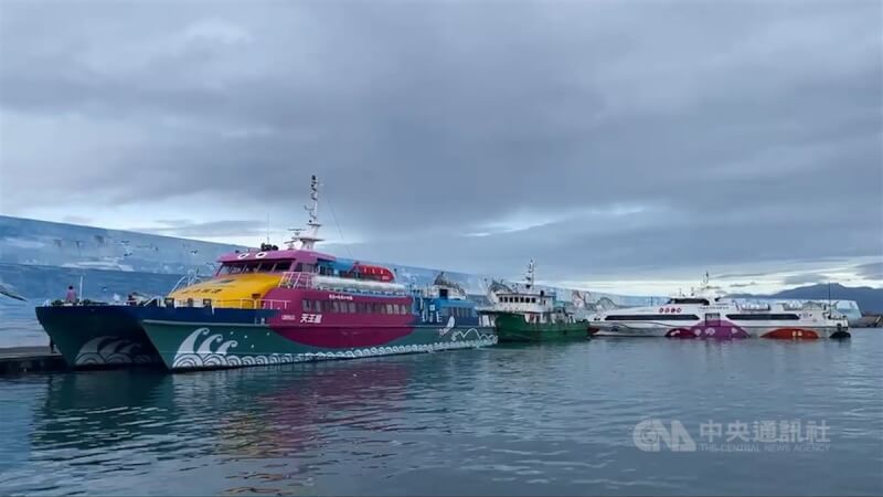 受颱風海葵外圍環流影響,台東海面風浪增強,停泊在台東富岡漁港的客輪2日一早開往綠島躲避風浪。中央社記者盧太城台東攝 112年9月2日