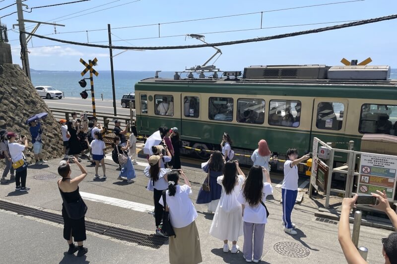 「灌籃高手」動畫場景之一的鐵路平交道位於鎌倉市「鎌倉高校前站」旁，是動漫迷朝聖的熱門地點，不過人潮經常引起亂象。（共同社）