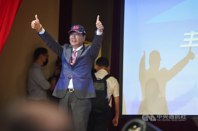 鴻海創辦人郭台銘(前左)8月28日在張榮發基金會舉辦「主流民意大聯盟」記者會,宣布以總統參選人的身分投入2024總統大選。圖為郭台銘離場前高舉雙手比讚。中央社記者徐肇昌攝 112年8月28日