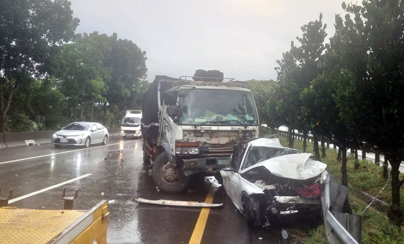 台78線快速道路雲林斗南段1日疑因天雨路滑發生4車相繼追撞事故。警方初步了解，一輛白色自小客車駕駛先失控先自撞右側護欄後，後方一輛大貨車閃避不及撞上，隨後又遭另輛黑色自小客車、大貨車追撞波及，4輛事故車內共6人受傷，所幸皆為輕傷。（警方提供）中央社記者黃國芳傳真  112年9月2日