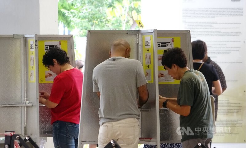 新加坡總統選舉1日投票，前國務資政尚達曼囊括7成選票當選。圖為其中一個投票所。中央社記者侯姿瑩新加坡攝  112年9月2日