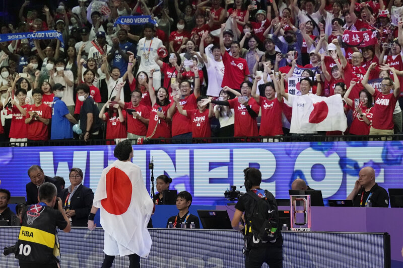 日本男籃2日在世界盃排名賽擊敗對手，順利以亞洲球隊最佳戰績取得巴黎奧運門票。渡邊雄太身披國旗向到場加油的日本觀眾致意。（美聯社）