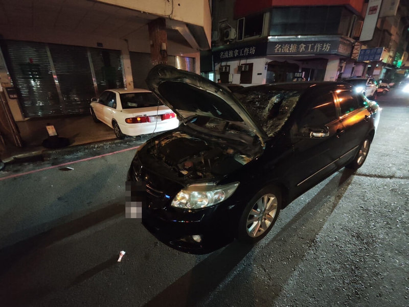 台中市1名男子2日深夜未走斑馬線穿越道路，自小客車駕駛因未注意車前狀況，煞車不及撞上男子，造成車輛前擋風玻璃破裂，2人受傷送醫。（民眾提供）中央社記者郝雪卿傳真 112年9月3日