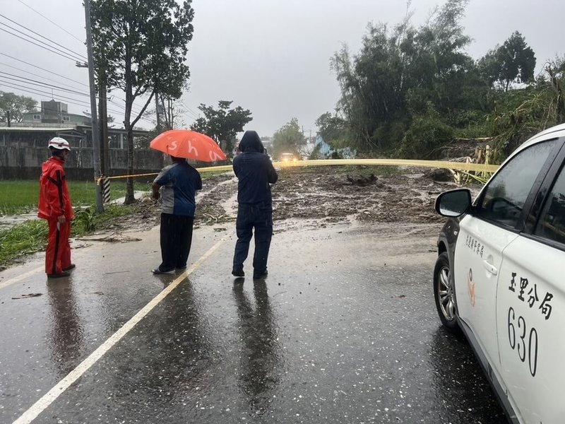 颱風海葵為花蓮帶來強風豪雨，省道台9線297公里處富里鄉石牌路段邊坡土石3日遭沖刷坍落，造成雙向交通受阻，警方獲報到場拉起封鎖線警示用路人，並已請富里鄉公所派遣大型機具前往清理。（玉里警分局提供）中央社記者李先鳳傳真  112年9月3日