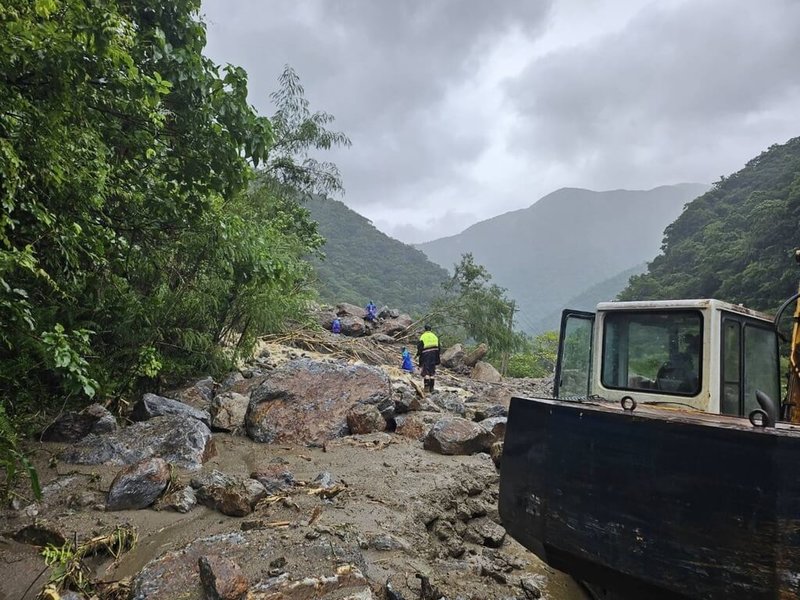 颱風海葵挾強風豪雨襲台，宜蘭縣南澳鄉碧候溫泉園區聯外產業道路3日下午發生土石流，交通中斷。南澳鄉公所表示，縣府4日將接手，盼下午能單線雙向搶通。（南澳鄉公所提供）中央社記者王朝鈺傳真  112年9月3日