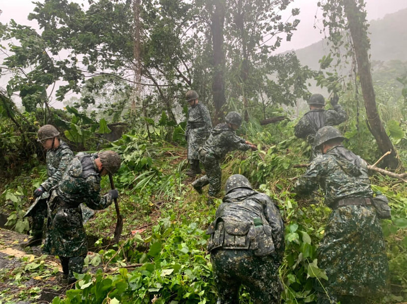 因應海葵颱風來襲，國軍第二作戰區（陸軍花東防衛指揮部）派員，協助花蓮縣光復鄉大興村路樹倒塌清除作業。（國防部提供）中央社記者黃雅詩傳真  112年9月3日